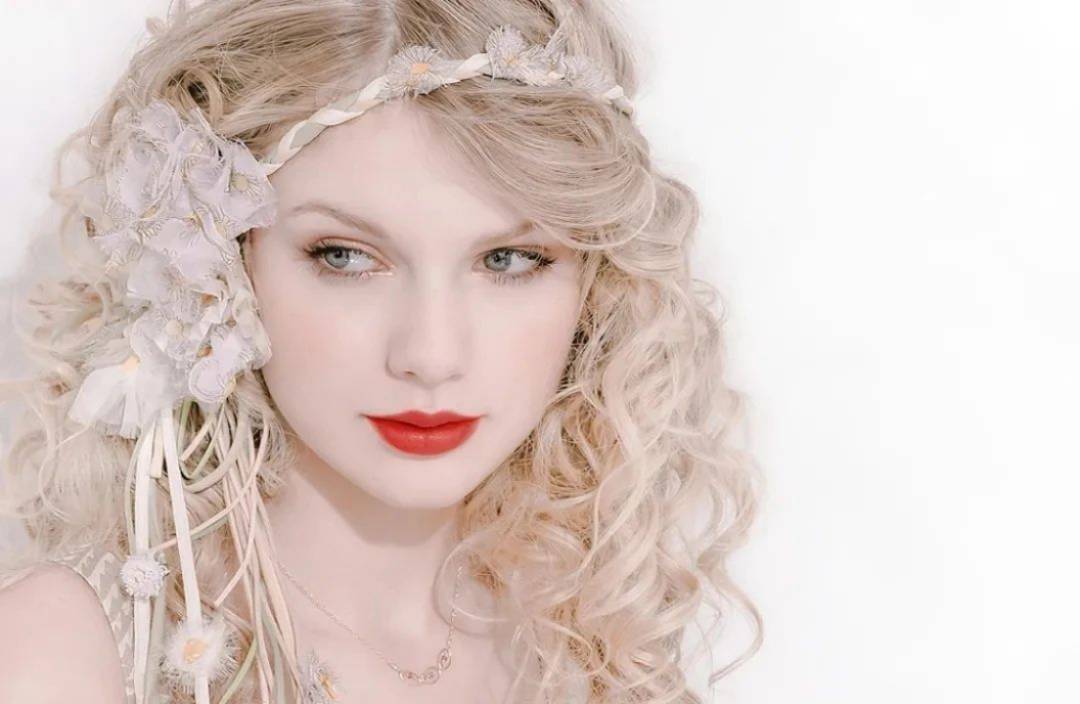 Why is Taylor Swift the world's hottest female celebrity right now?