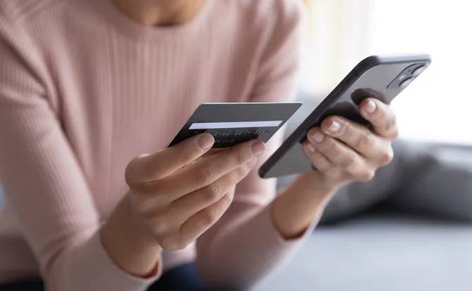 Chinese woman meets "ideal type" online, pays $700,000