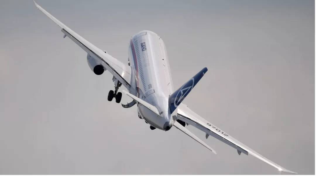 Breaking! Large airliner crashes with all crew killed!